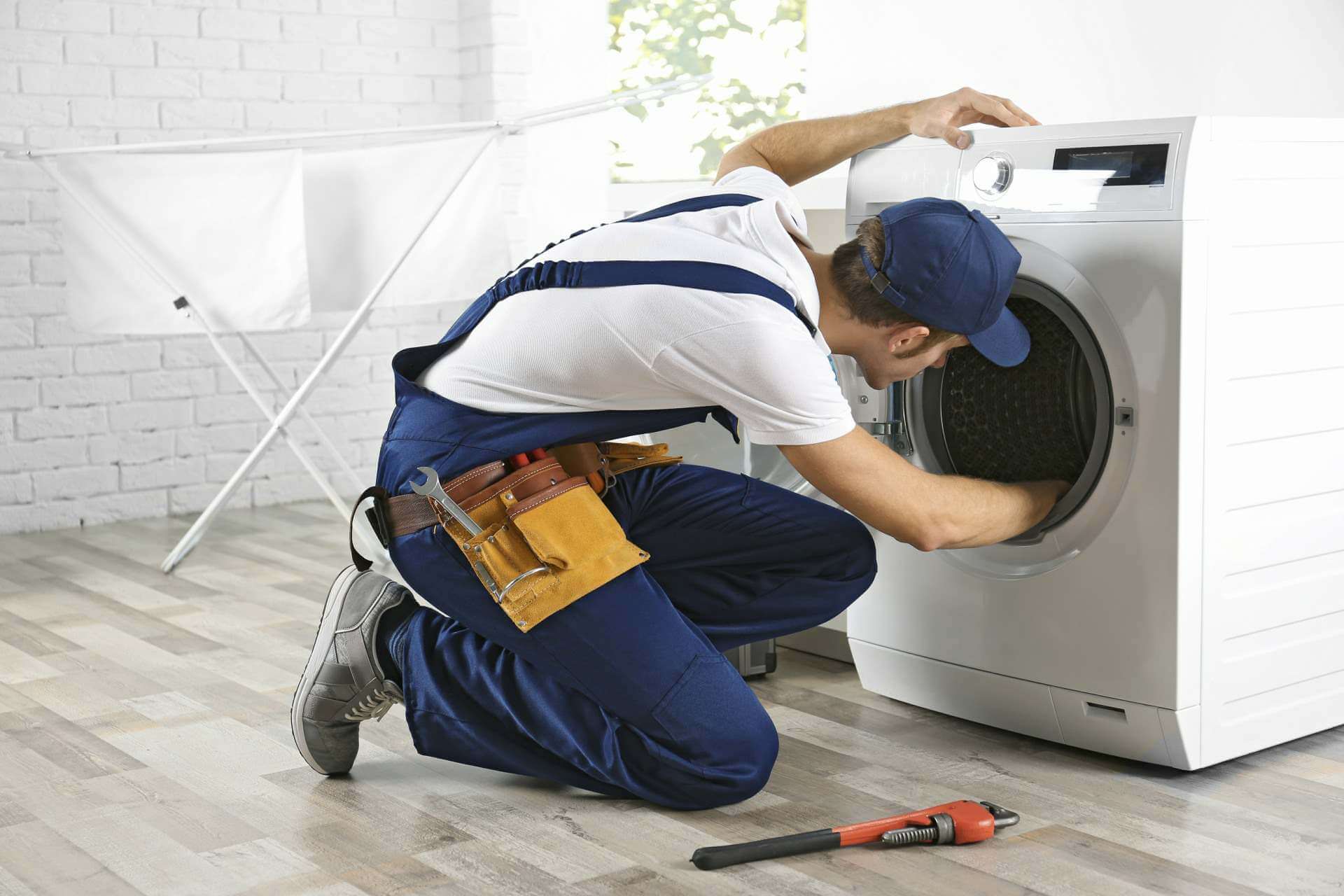 Técnico del servicio técnico Indesit reparando electrodomésticos en Benavente
