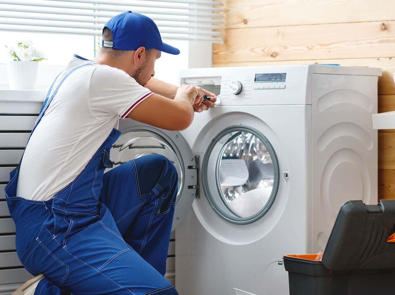 Técnico reparando electrodoméstico Indesit en Fuentesaúco